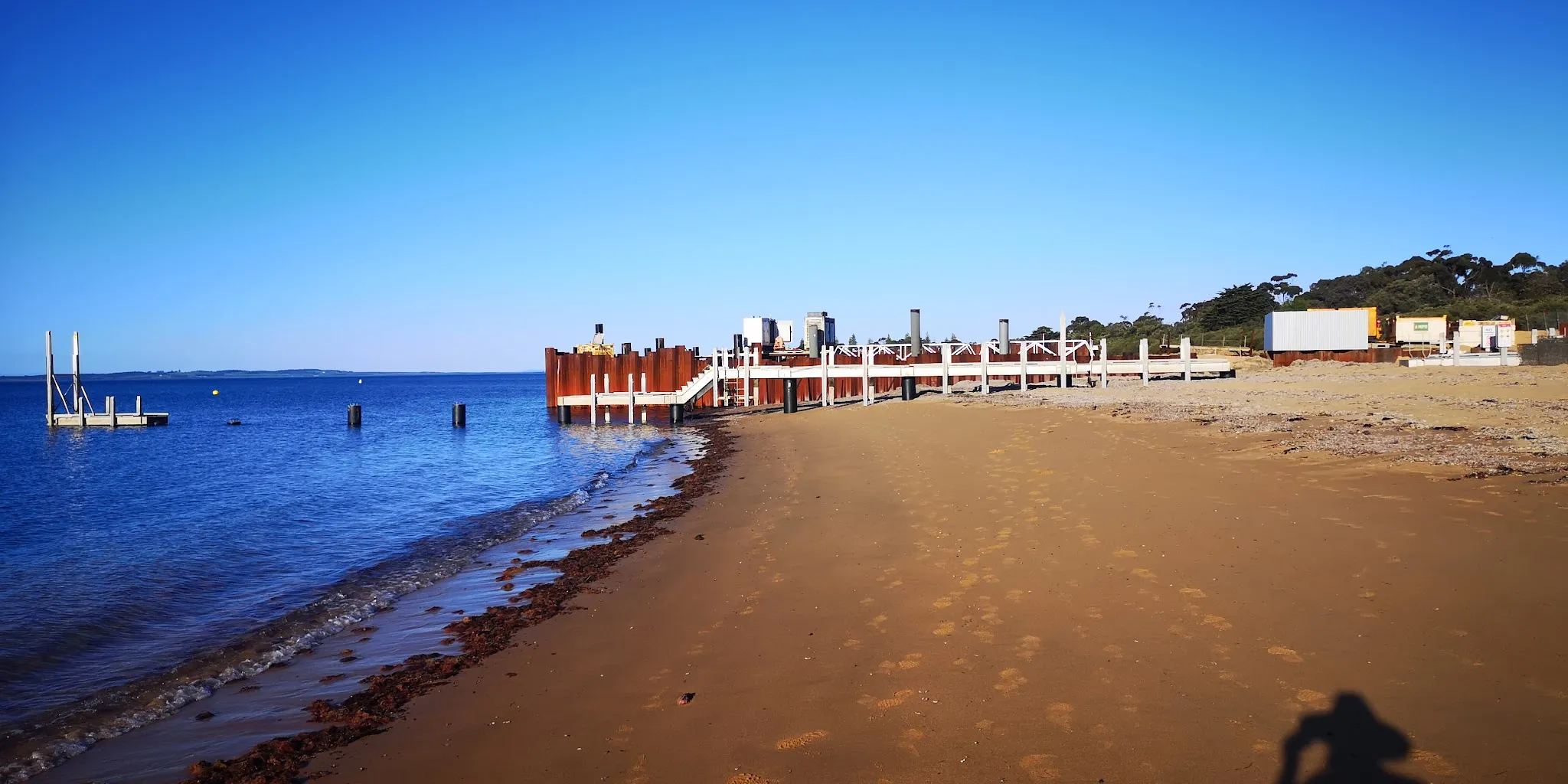 Boatramp Cafe outdoor tables beside the foreshore with bay view