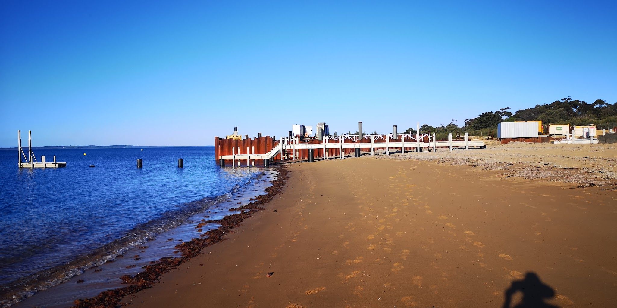 Boatramp Cafe outdoor tables beside the foreshore with bay view